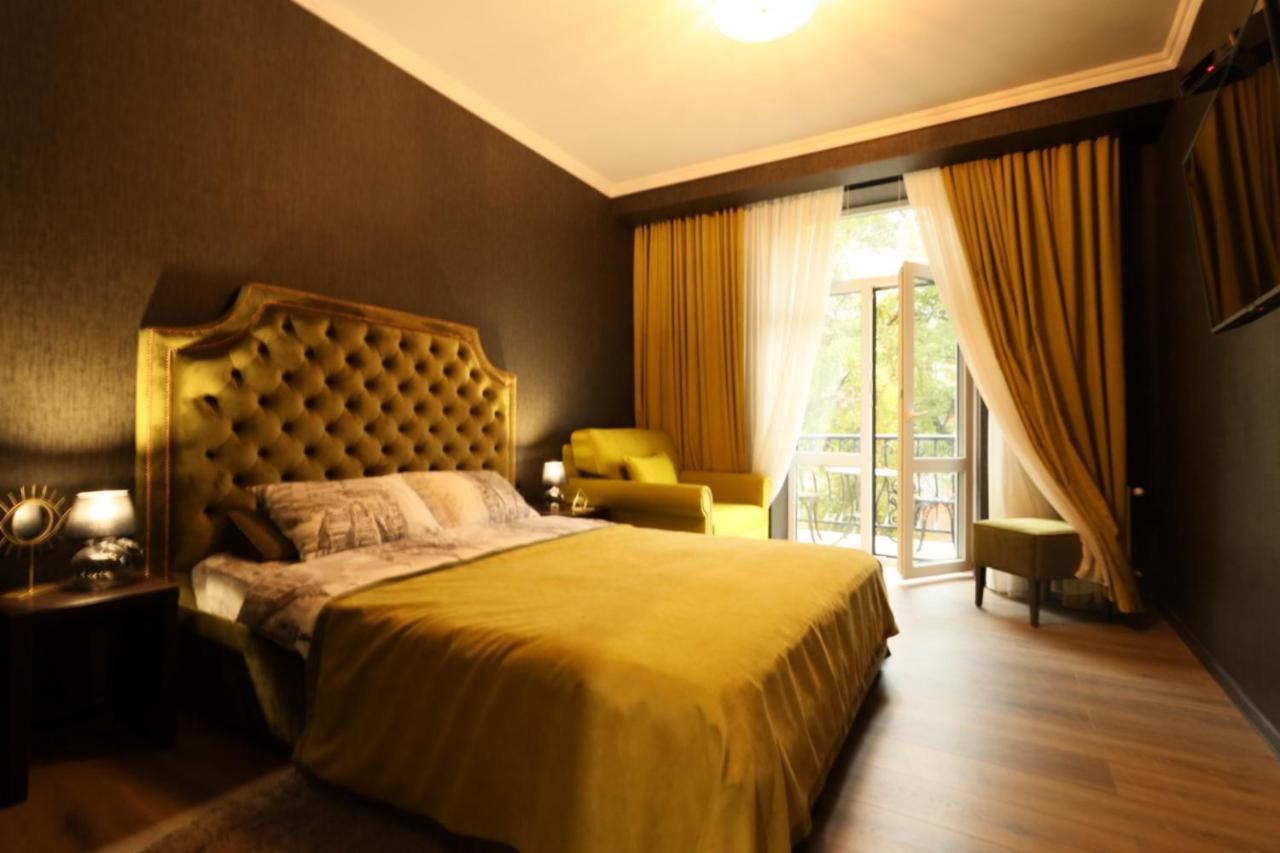 Lux In City Center Apartment